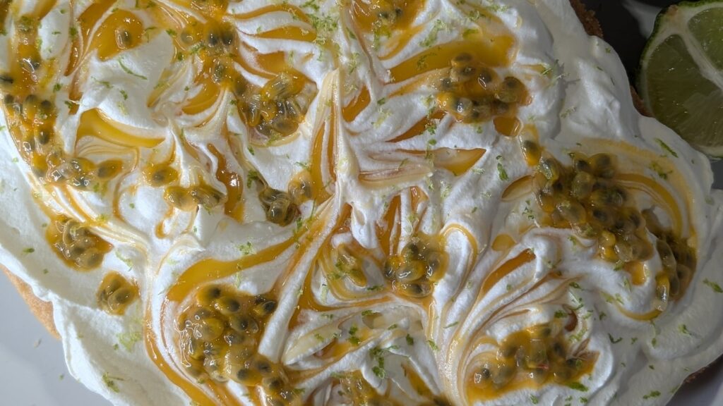 Receta de Aisling Larkin: pastel en bandeja de maracuyá y coco