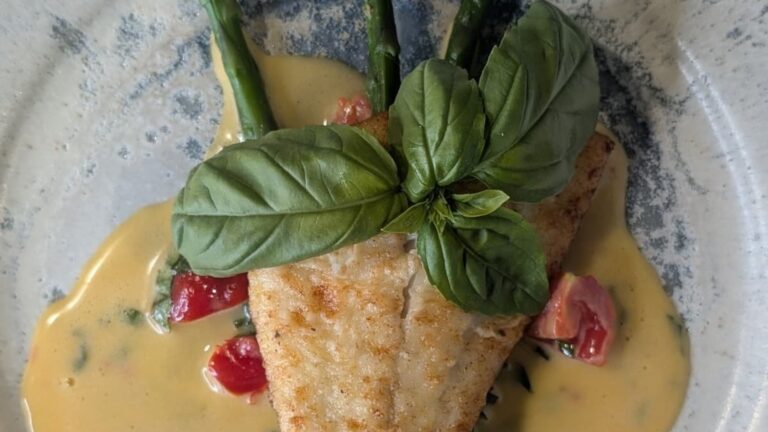 Receta: Pescado frito en sartén con salsa holandesa de tomate y albahaca de Scarlett y Tamsin Allen