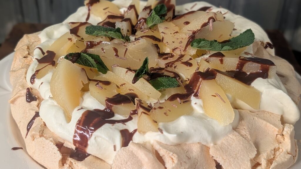 Pavlova de pera de Sarah Butler con salsa de chocolate al brandy
