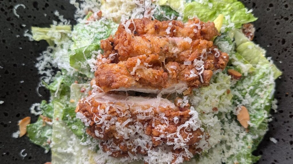 Pollo frito en suero de leche con mayonesa picante de Mags
