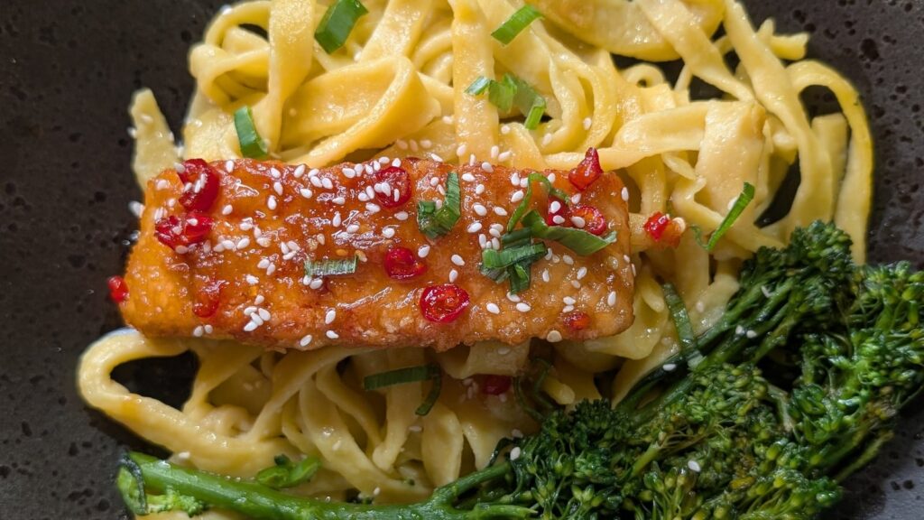 Cocina en casa: Salmón glaseado con miel picante de Dee Freney