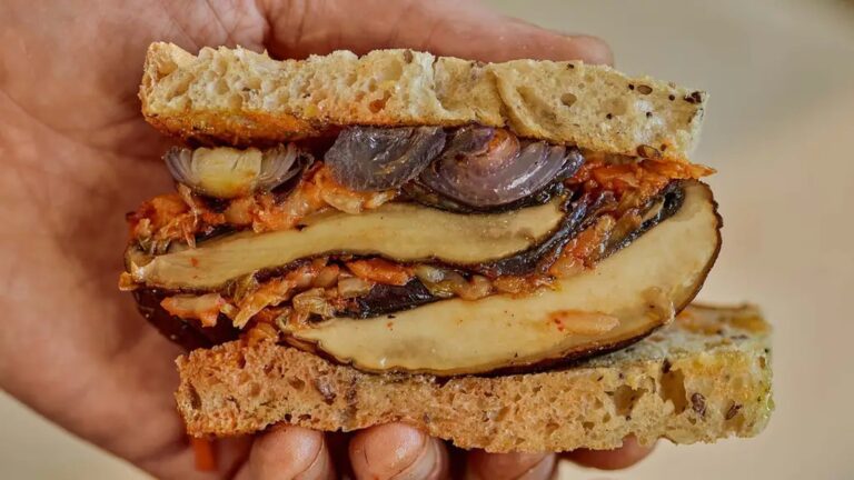 Sándwich de masa madre con setas asadas y kimchi de Hugh Fearnley-Whittingstall