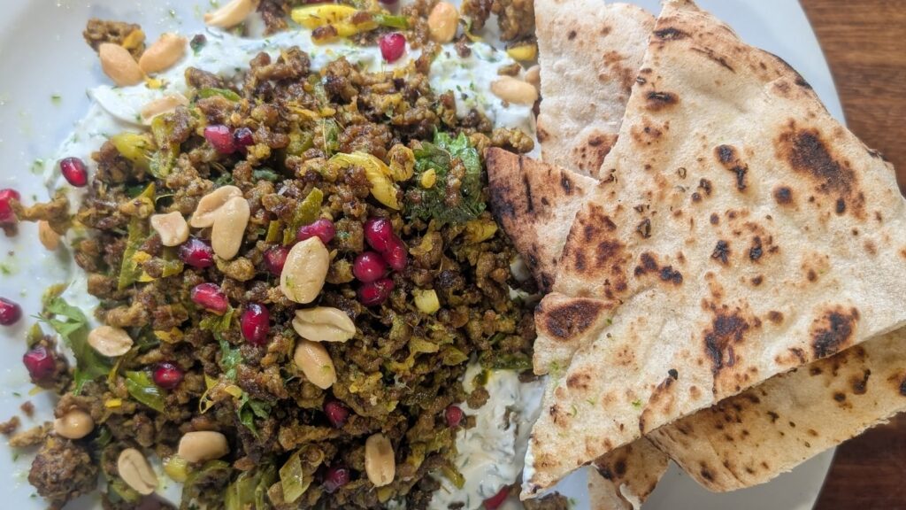 Del chef Arun Kapil: cordero al chile verde con ensalada de rábanos y menta y pepino congelado