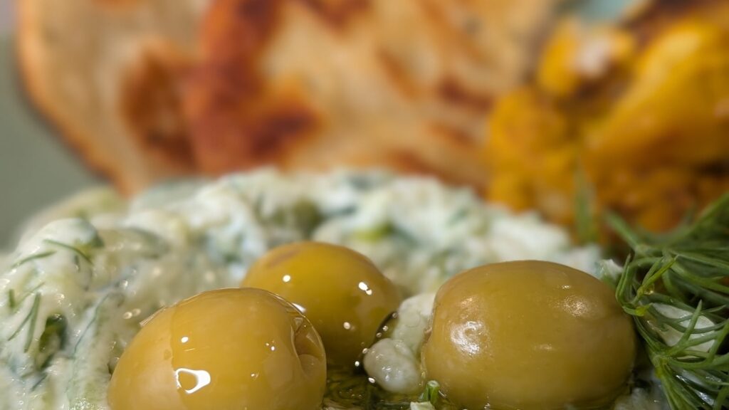 Tzatziki de Lilly Higgins y pan planos caseros