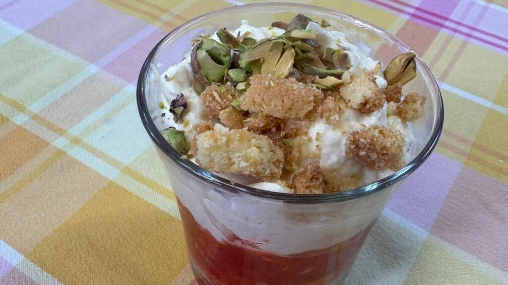 Postre veraniego de bayas y flor de saúco de Wade Murphy