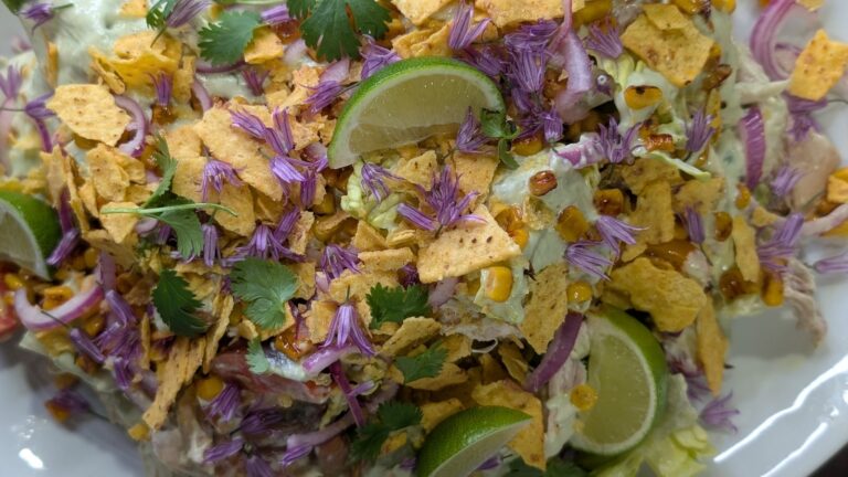 Ensalada mexicana de pollo de Eunice Power con aderezo de yogur y aguacate de Clonakilty
