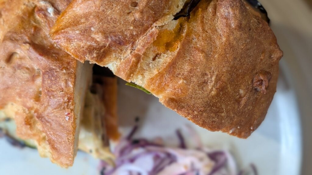 Cocina en casa: Panceta de cerdo crujiente con chile, berenjena al miso y encurtidos de Aoife Cheung