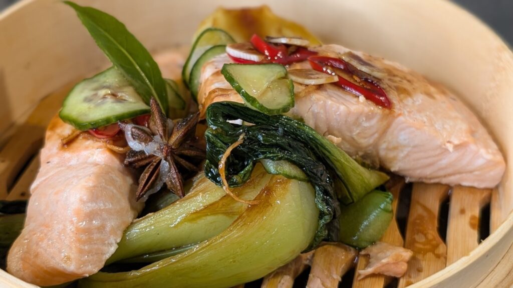 Salmón al vapor de Derry Clarke con ajo y salsa de soja