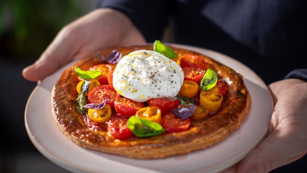 Receta de galette de tomate asada a fuego lento con burrata y albahaca