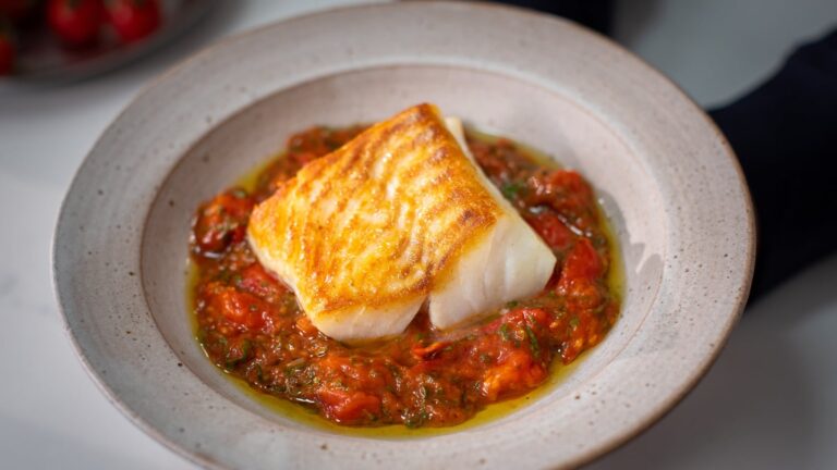 Cocina como un chef: bacalao al horno con salsa Bois-Boudran caliente