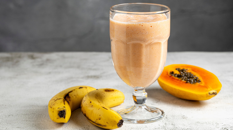 Batido on counter with papaya and bananas