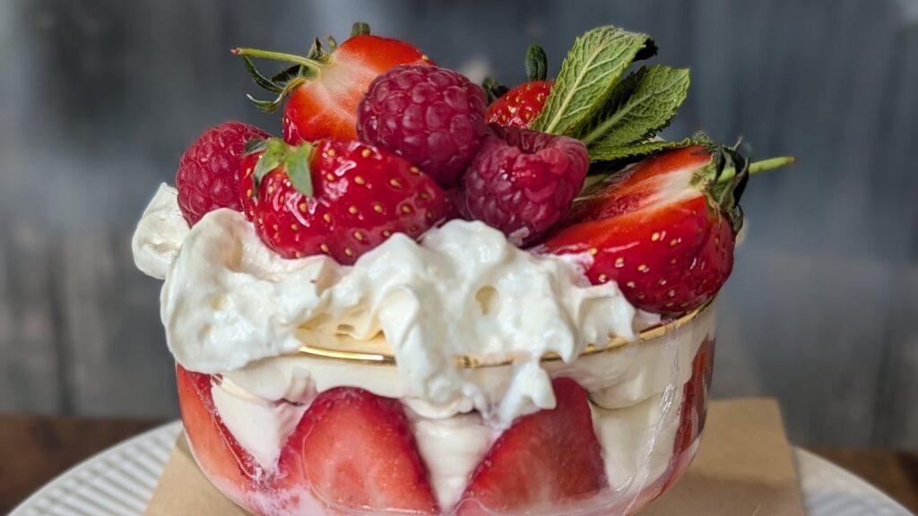 Tiramisú de verano con frutos rojos - Receta de Sarah Butler