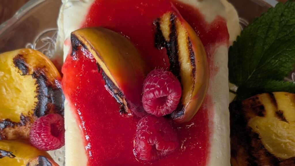 Helado de miel con coulis de frambuesa – Lilly's