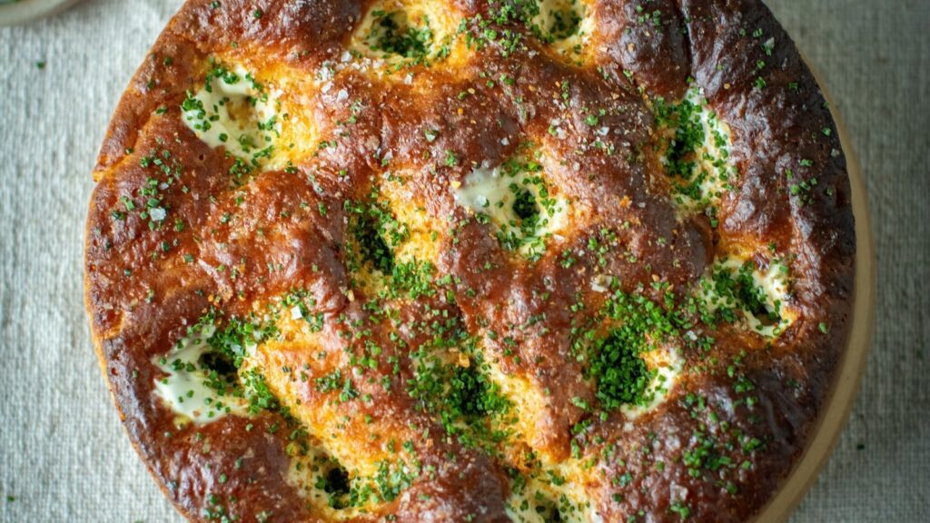 Cocina como un chef: pan de patata al horno con crema agria y cebollín