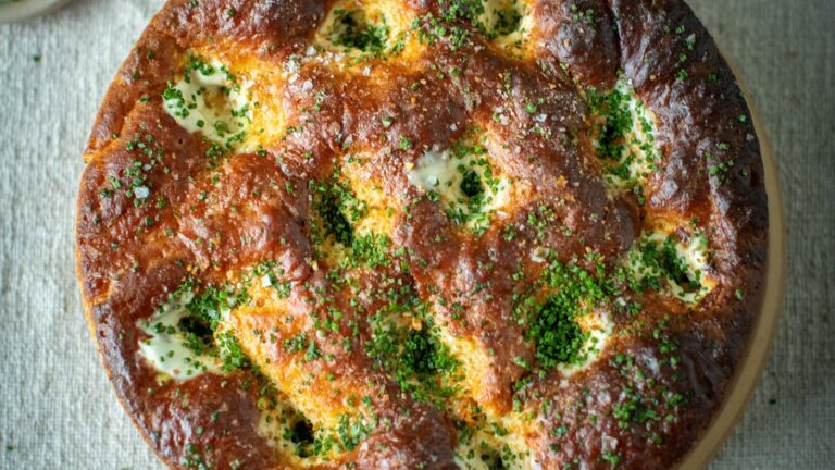 Cocina como un chef: pan de patata al horno con crema agria y cebollín