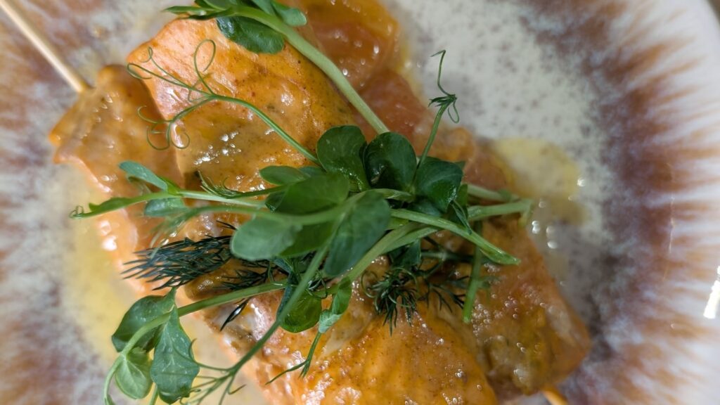 Salmón tikka de Aisling Larkin con arroz joya y ensalada cremosa de pepino y rábano