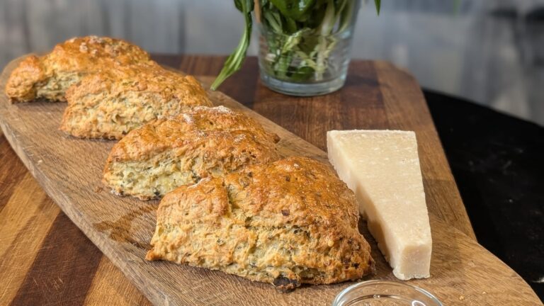 Scones de dillisk (alga marina) de Margaret Leahy con pesto de ajo silvestre