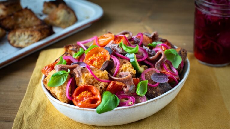 Cocina como un chef: Ensalada de panzanella con tomates asados a fuego lento y cebolla roja encurtida