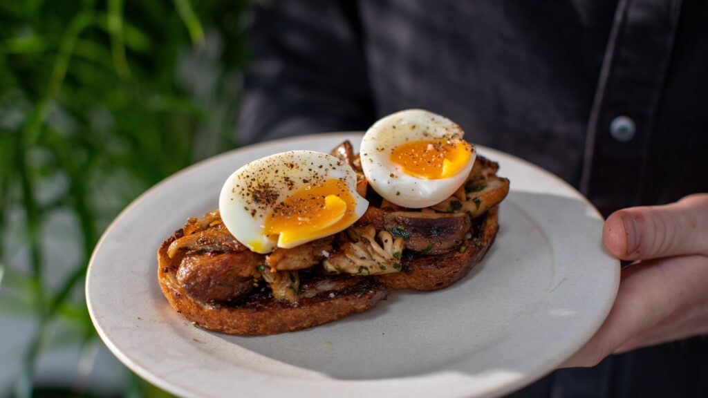 Cocina como un chef: tostadas de setas con huevo escalfado y estragón (truco para sazonar las setas)