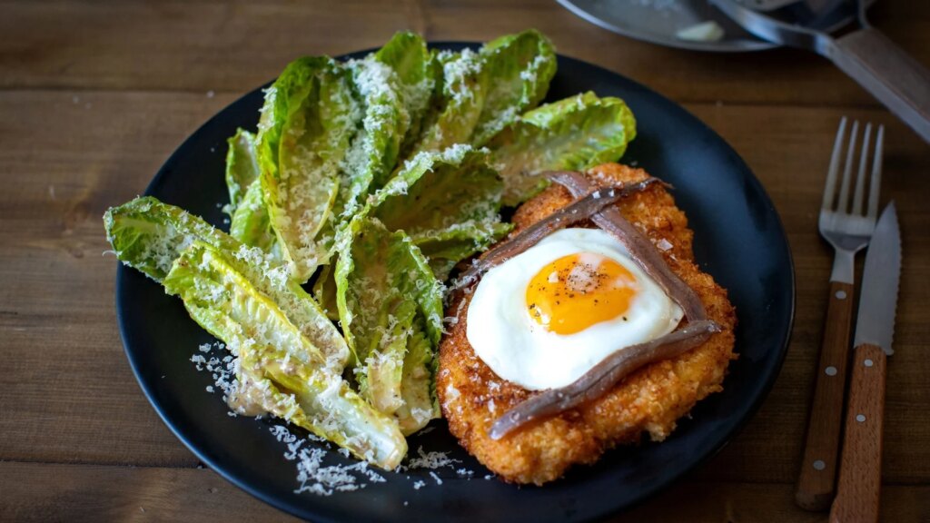 Cocina como un chef: Milanesa de pollo con huevo frito y ensalada César