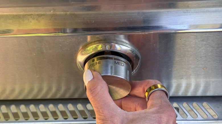 hand setting grill temperature