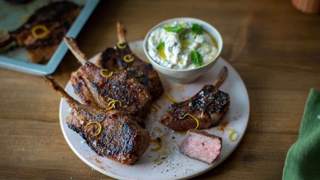 Cocina como un chef: Chuletas de cordero a la parrilla con menta y yogur