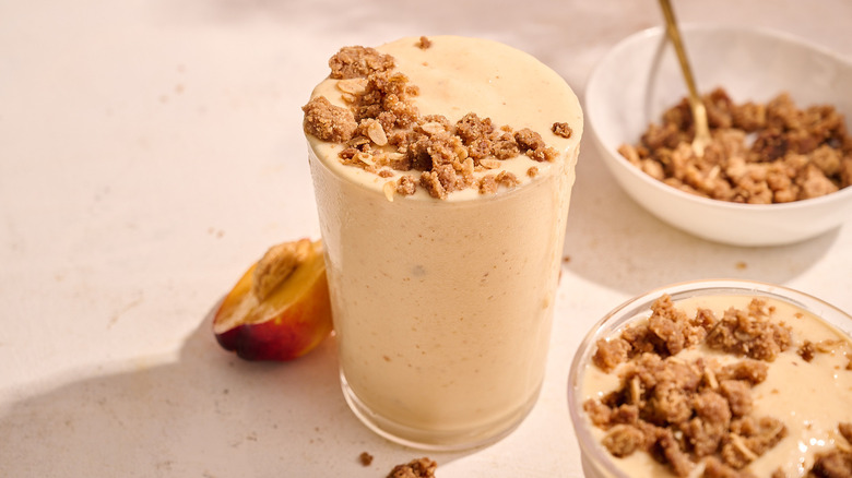 Peach cobbler smoothie with crumble garnish
