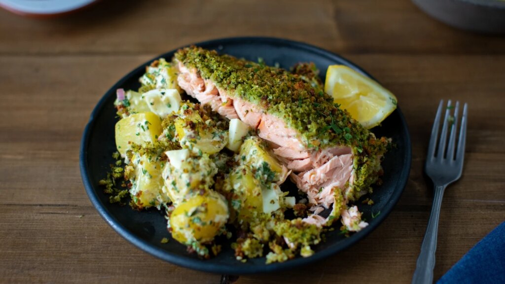 Salmón en costra de masa madre con huevo picado y ensalada de patatas