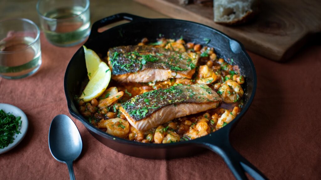 Salmón al horno con gambas y garbanzos en salsa pil-pil