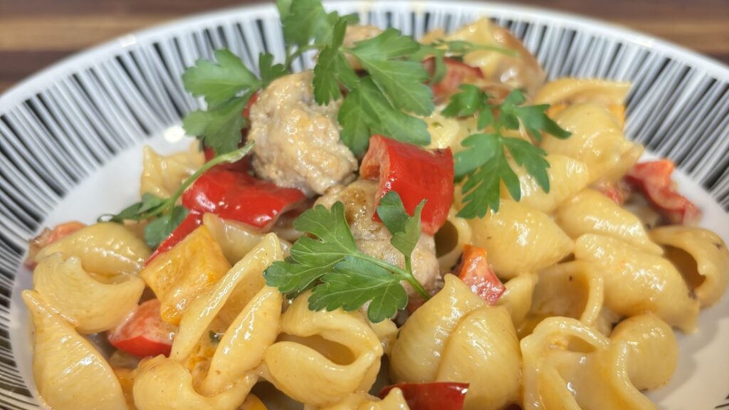 Orecchiette con albóndigas de salchicha, crema de pimienta y tomillo
