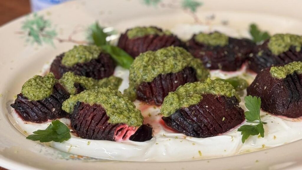 Remolacha Hasselback con salsa verde y mantequilla de jengibre y lima de Eunice Power