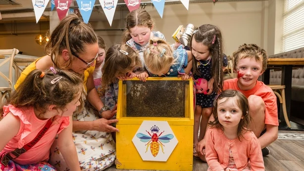 Kids enjoying a bee-themed afternoon with Hanna Backmo of Hanna's Bee 