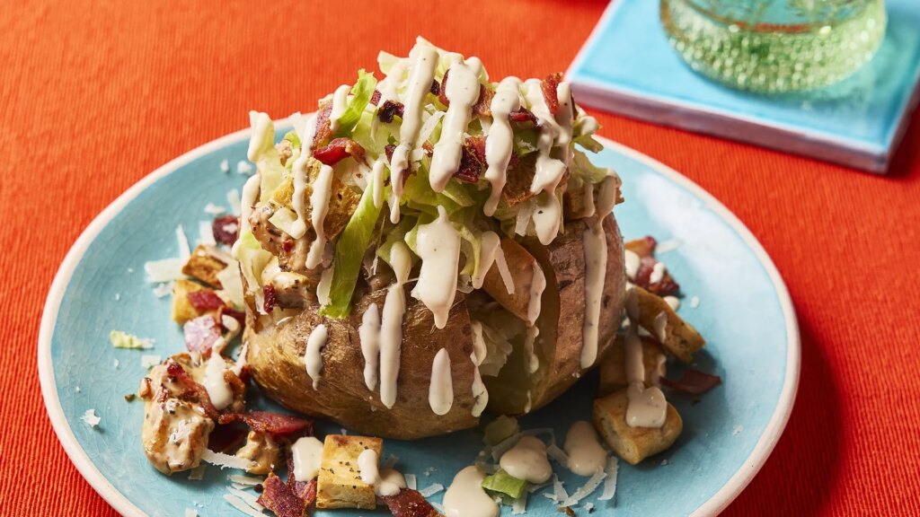 Receta de patata al horno rellena de pollo César