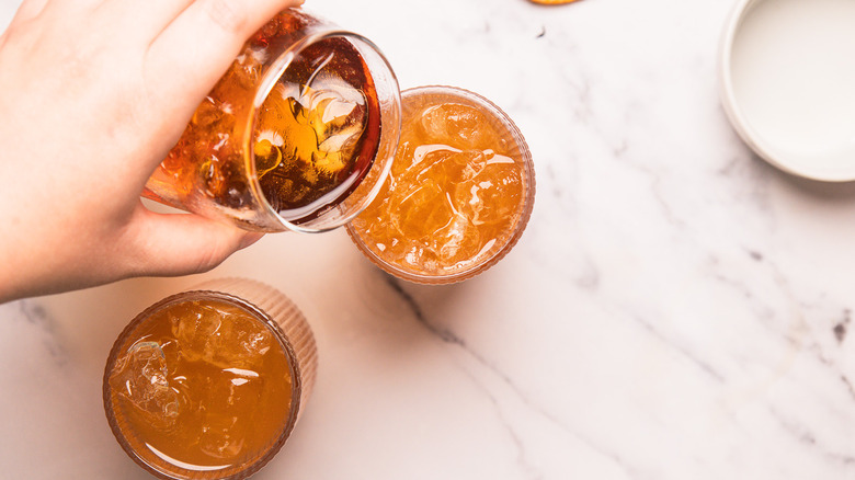 Topping cocktails with tea