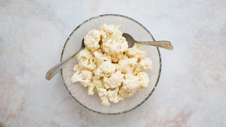 cauliflower in medium glass bowl