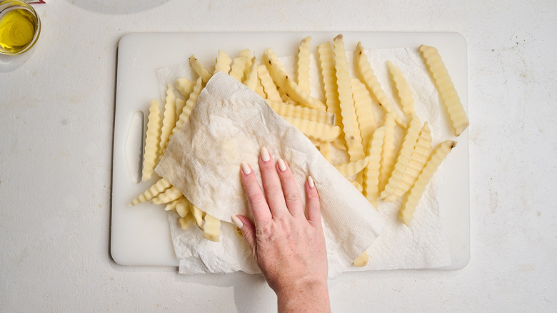 drying french fries with paper towels