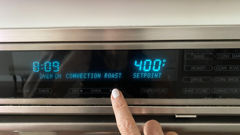 finger setting oven temperature