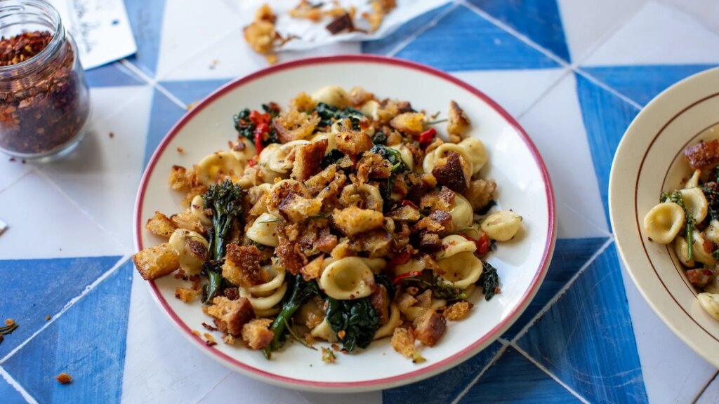 La cocina italiana de Donal: Orecchiette con verduras y pangrattato picante