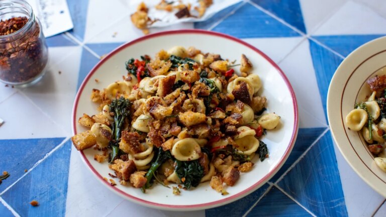 La cocina italiana de Donal: Orecchiette con verduras y pangrattato picante