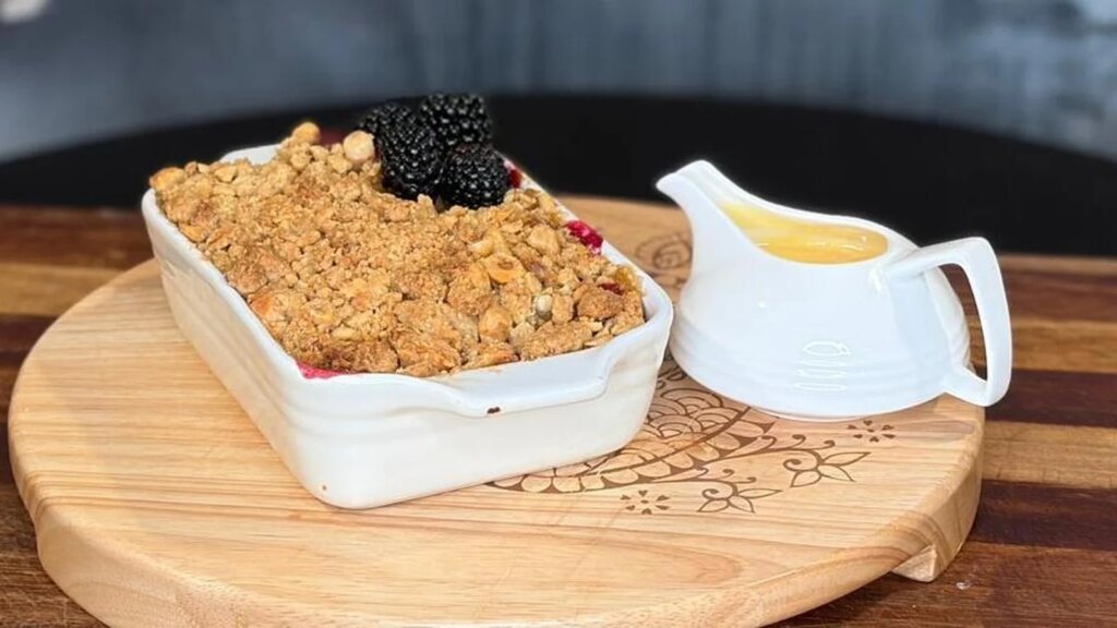 Crumble de manzana y mora de Wade Murphy con cobertura de avellanas y avena