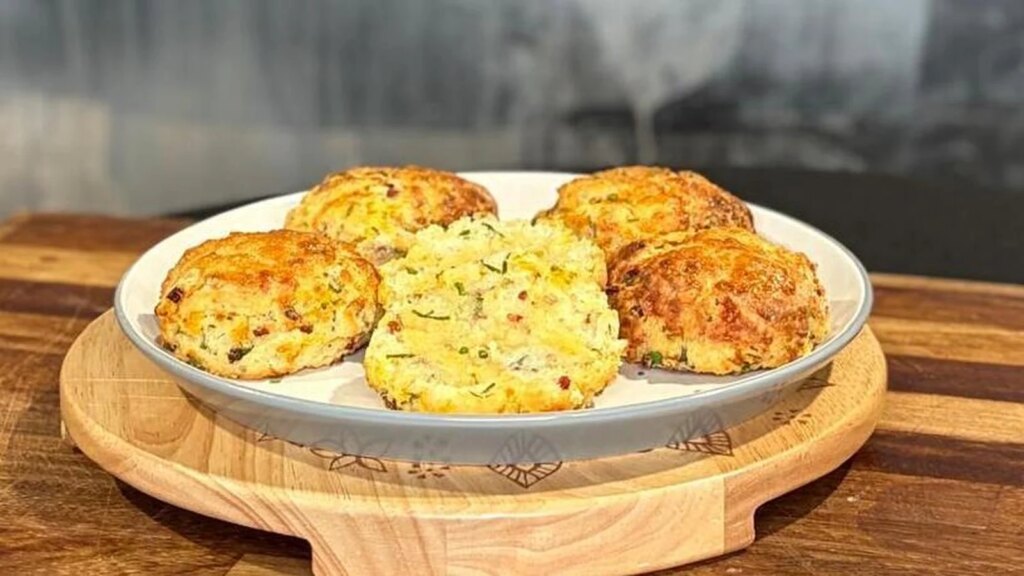 Scones con tocino, queso cheddar y cebollín de Shane Smith: Hoy