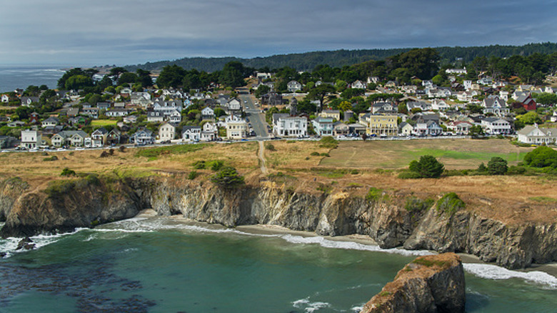 Mendocino on the Californian coast with cliffs and sea waves