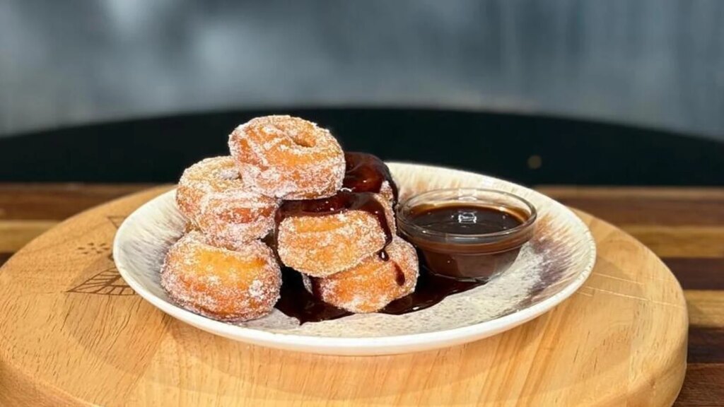 Donuts mini de canela con salsa de chocolate de Mags Roche - Hoy