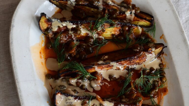 Berenjenas de Yotam Ottolenghi con alcaparras y eneldo