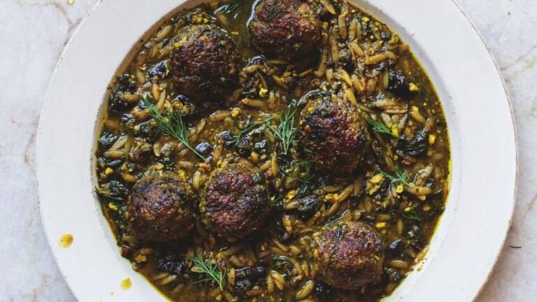 Receta de albóndigas de pollo con espinacas de Yotam Ottolenghi