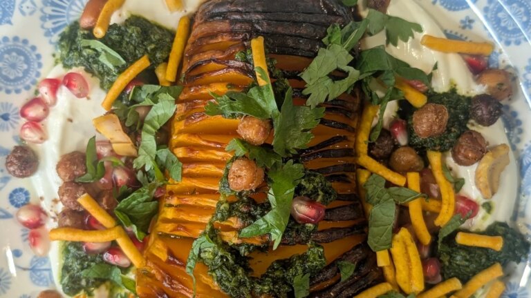 Calabaza butternut Hasselback con yogur irlandés — receta de Eunice Power