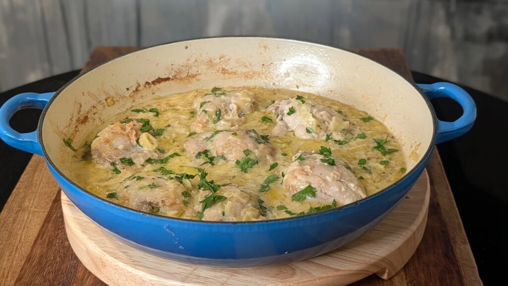 Muslos de pollo en una sola sartén con puerros, mostaza y estragón