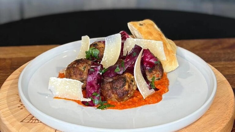 Albóndigas de Kevin Aherne con salsa romesco: receta de hoy