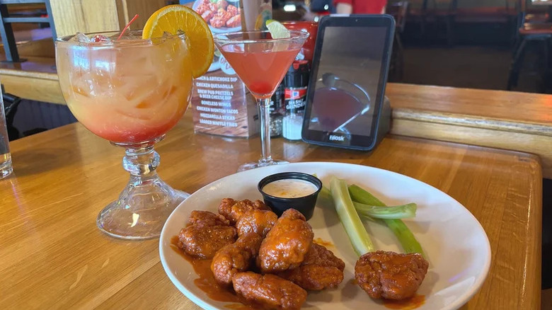 Plate of wings and cocktails at Applebee's