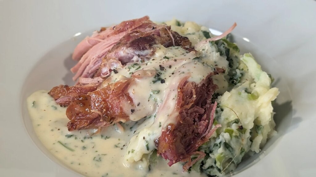 Colcannon de patatas con jamón y salsa de perejil de Sarah Butler